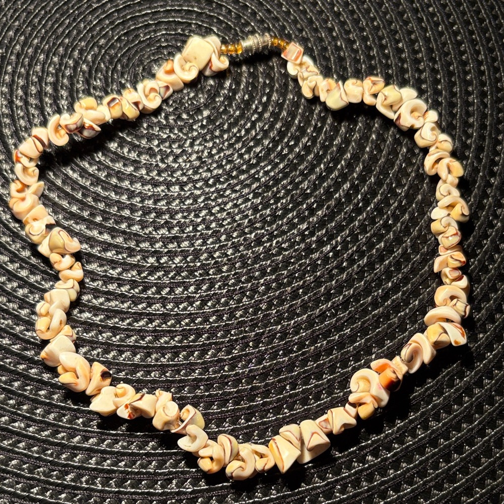 088) Vintage Hawaiian Boho Chic Stlyle Seashell Choker Necklace